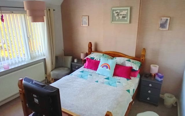 Private double bedroom in quiet area.