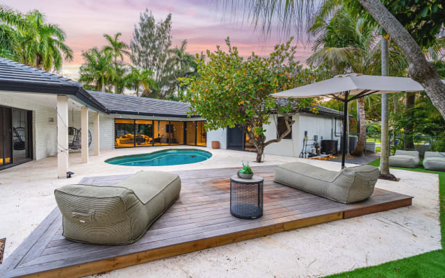  10 people home w pool| 10 min from Las Olas!