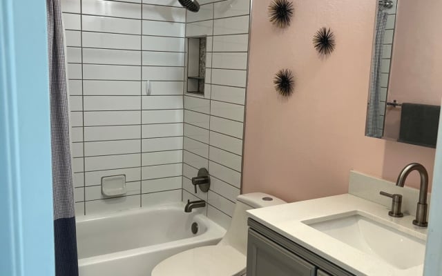 Robert's listing on misterb&b - Guest bathroom, just outside bedroom door.