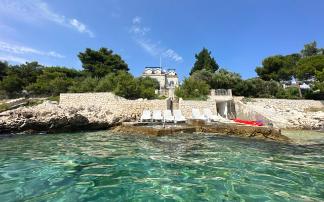 Strandhaus mit mediterranem Garten, Hallenbad und Sauna.