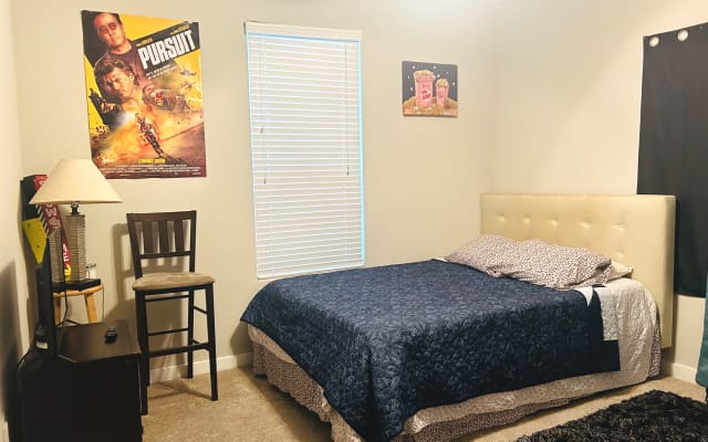 Guest room w private bathroom available right in the heart of Midtown - Picture 13