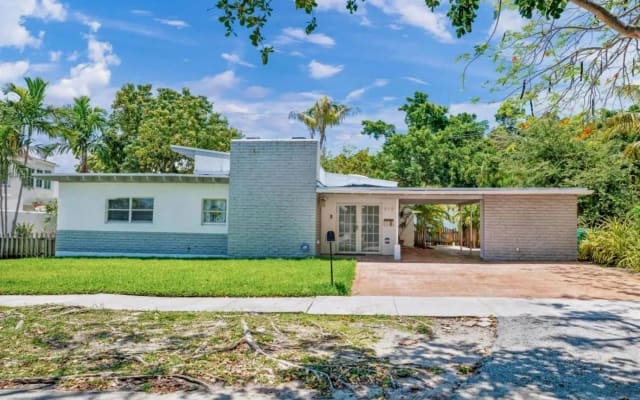 Rodrigo's listing on misterb&b - Beautiful 50's house located in the beaitiful Miami Shores area