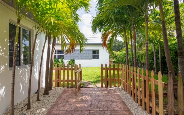 Rodrigo's listing on misterb&b - BACK  ENTRANCE 