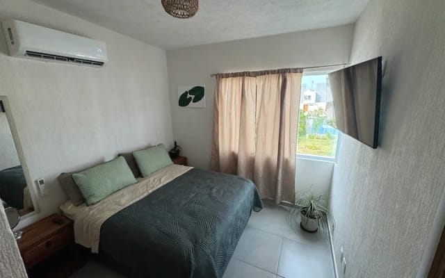 Hector's listing on misterb&b - Recamara principal, Cama Queen Size, TV con streaming, Aire acondicionado, Baño Privado y Vista a la piscina