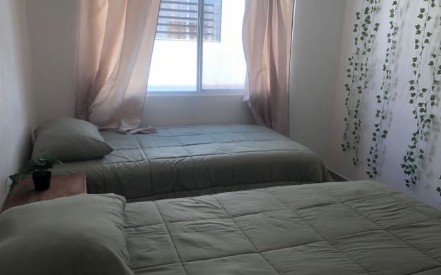 Hector's listing on misterb&b - Segunda recamara con dos camas individuales y vista al patio