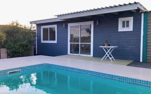 Cabanas e piscina para 6 pessoas.