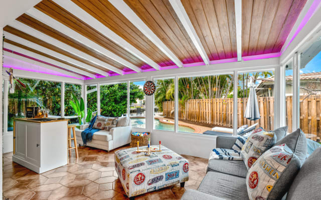 Waterfront Home w / Beheizter Pool, Whirlpool, Tiki Bar, zu Fuß nach...