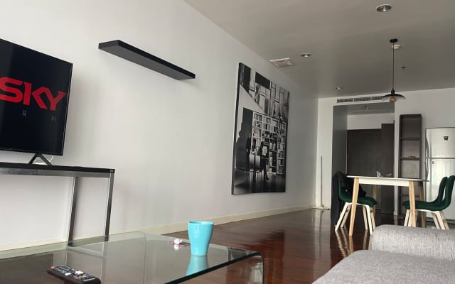 Quarto e casa de banho privativos num belo apartamento