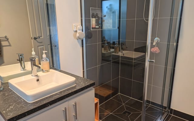 Michael's listing on misterb&b - Shower