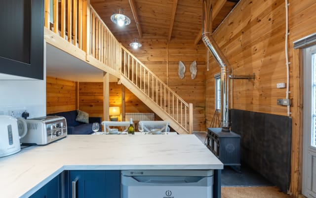 Walliswood Lodge-Newly Converted, Rural,Wood Burner, Air Con & Wi-Fi