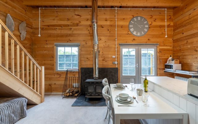 Walliswood Lodge-Newly Converted, Rural,Wood Burner, Air Con & Wi-Fi