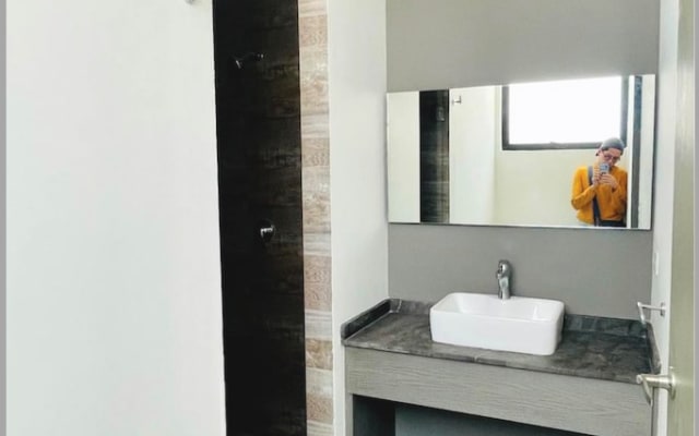 Acogedora habitación en apartamento con vistas a la ciudad.
