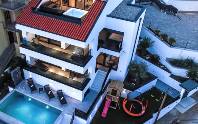 A wonderful villa with private Pool, Jacuzzi and sea view