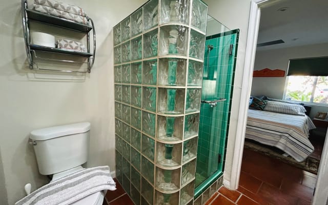 Annonce de Rollie sur misterb&b - Private Retro Glass Block Shower