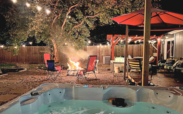 Komm und feiere mit Pool, Jacuzzi, Grill und Spielen im Garten!