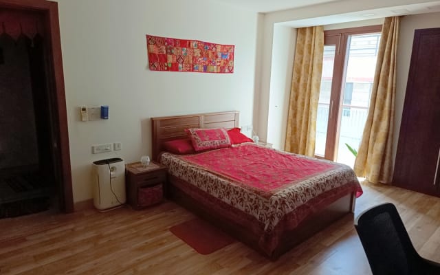 Anuncio de Edgard en misterb&b - Large room with balcony & private room, air purifier, A/C & work station.