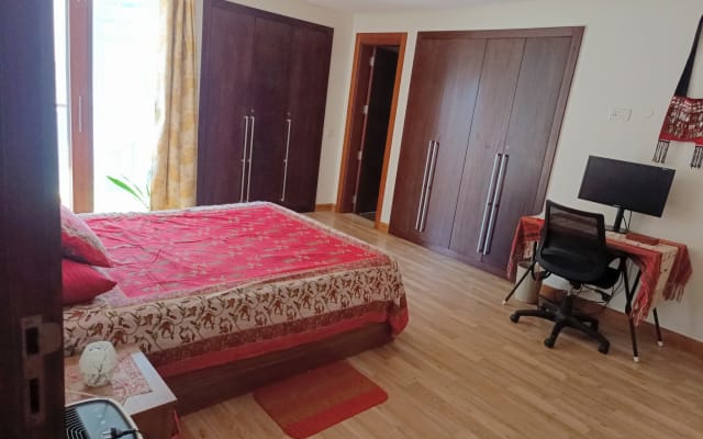 Amplia habitación privada en moderno apartamento junto al animado Hauz Kh - Foto 9