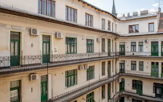 Urban Retreat in the Heart of It All - Picture 7