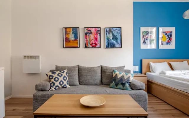 Urban Retreat in the Heart of It All - Picture 9