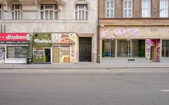 Urban Retreat in the Heart of It All - Picture 21