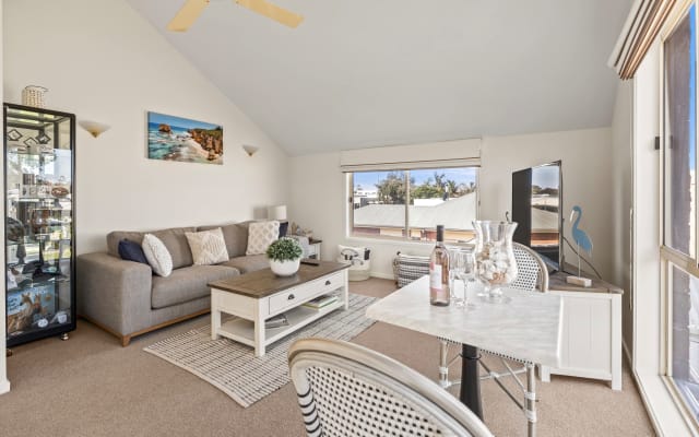 Luxury Beach Loft Torquay | A pie de playa nudista gay | Ropa opcional
