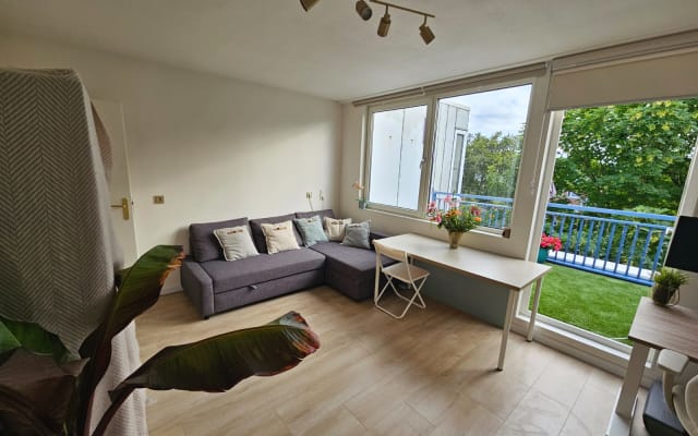 Grüner Oasenblick Nahe der Metro