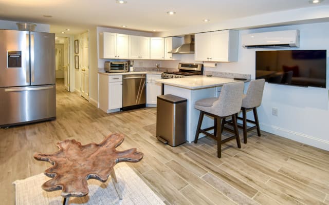 The Hill Gem: Stylish Apartment - Picture 9