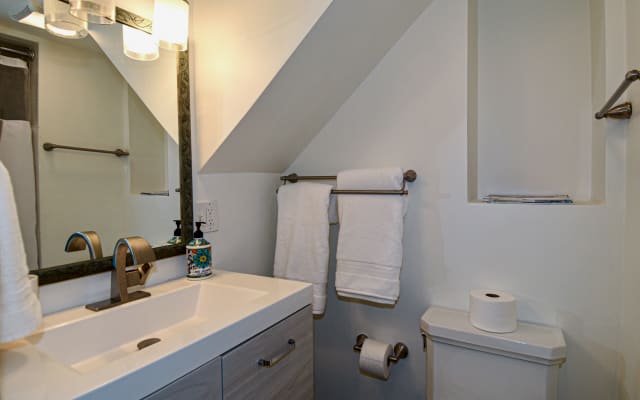 The Hill Gem: Stylish Apartment - Picture 16