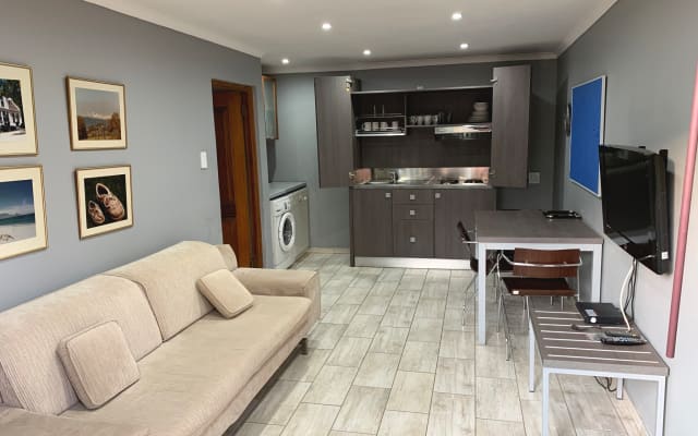 Bright Garden Cottage in the heart of Sandton