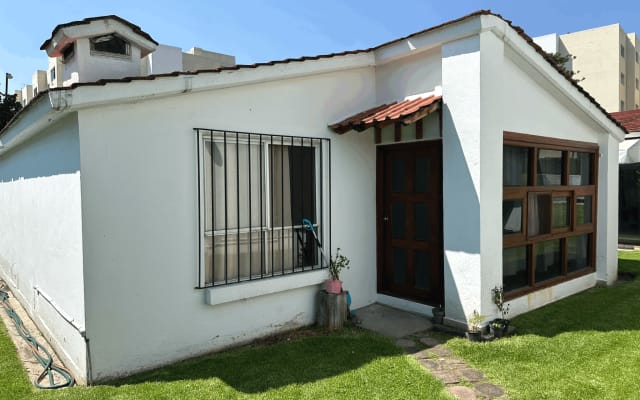 Bungalow avec chambre privée, accès à la piscine et au jardin