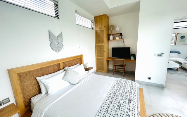 Annonce de Christopher sur misterb&b - Upstairs Master with workstation, ensuite, and best pool & rice-terrace views.
