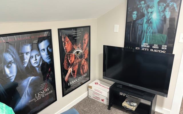 Wade's listing on misterb&b - Here is the other side of that room in the loft. Has a tv and a recliner. 