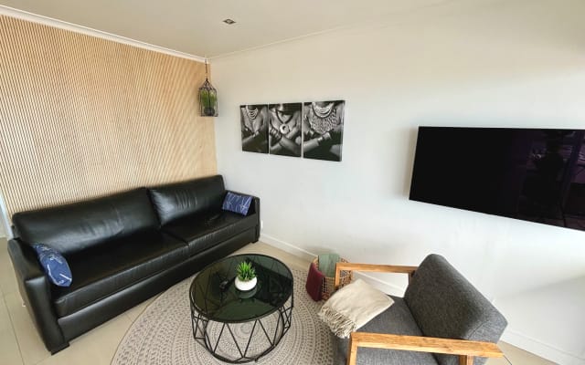 Andreas's listing on misterb&b - maßgefertigte Echt-Ledercouch. smart_TV mit Streaming Apps. Zusätzlich Hochgeschwindigkeits-Internet