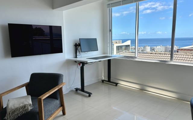 Andreas's listing on misterb&b - Arbeitsplatz mit höhenverstellbaren Schreibtisch und Monitor.
