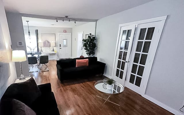 Charming 4BR Home with Heated Pool in Hollywood - Picture 18