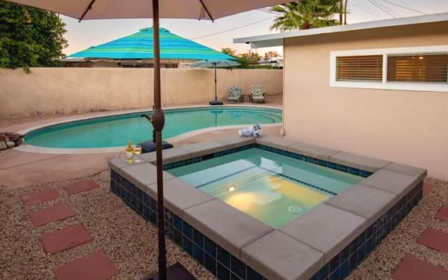 Maison confortable, piscine privée/spa, Bed1of2