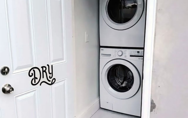 Hollywood Hideaway: Luxe 3BR Escape!