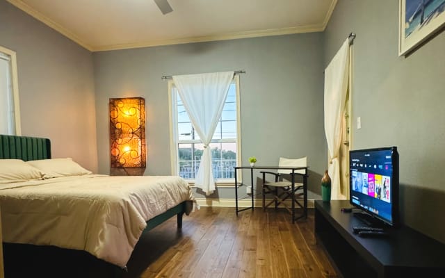 Cozy Dallas Retreat: 3-bedroom, Prime Location  - Picture 3