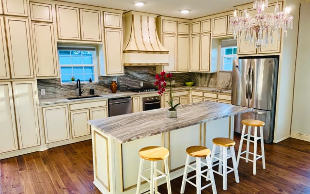 Cozy Dallas Retreat: 3-bedroom, Prime Location  - Picture 4