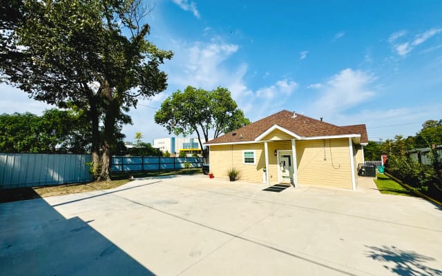 Cozy Dallas Retreat: 3-bedroom, Prime Location  - Picture 15