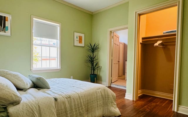 Cozy Dallas Retreat: 3-bedroom, Prime Location  - Picture 8