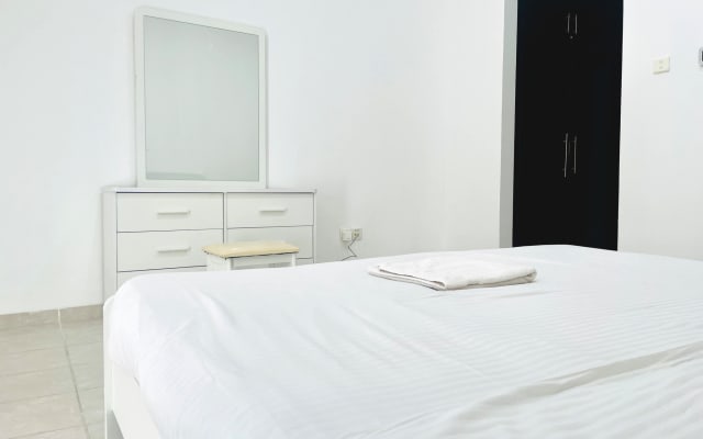 Spacious 1 Bed Room by Metro, 10 min to Marina