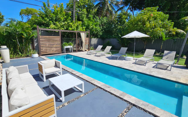 Zen-Hinterhof mit beheiztem Pool