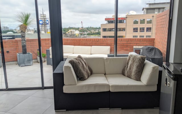 Chambre double privée, dans une unité moderne près du CBD avec salon...