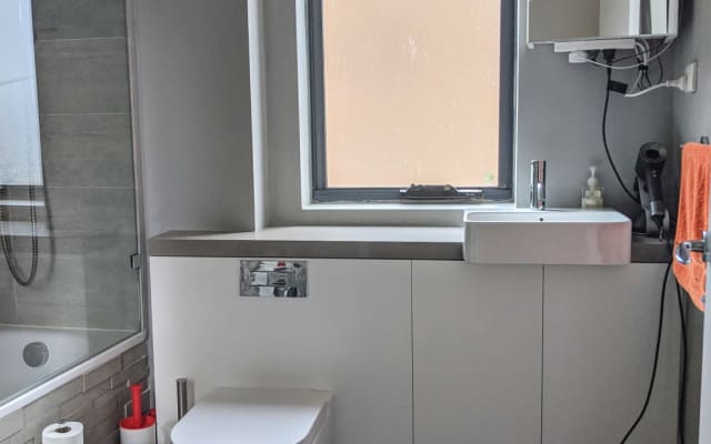 Chambre double privée, dans une unité moderne près du CBD avec salon...