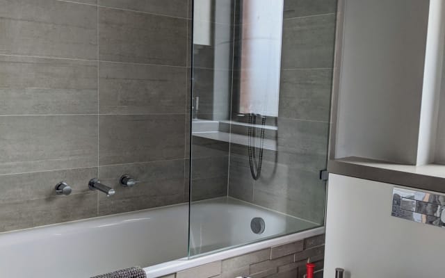 Chambre double privée, dans une unité moderne près du CBD avec salon...