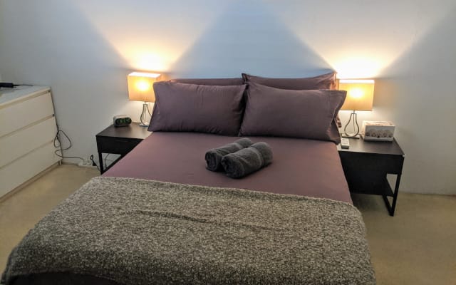 Chambre double privée, dans une unité moderne près du CBD avec salon...