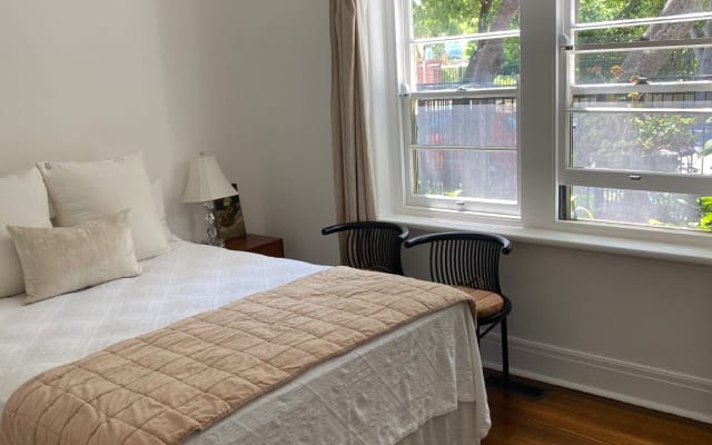 Beautiful renovated art deco garden apartment in quiet location.