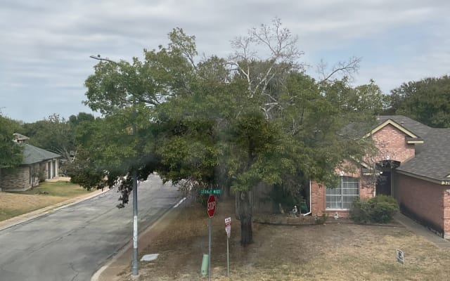 Quiet neighborhood near airport. Walking distance to McAllister Park