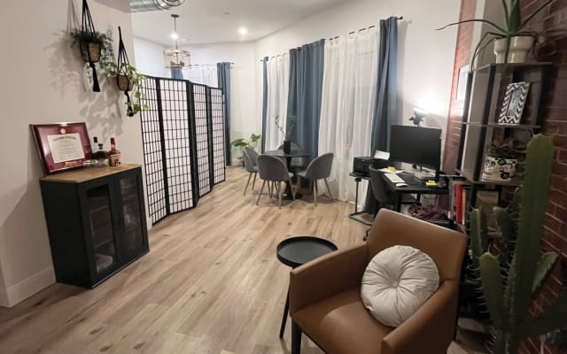 Espace chic et douillet dans un loft urbain moderne